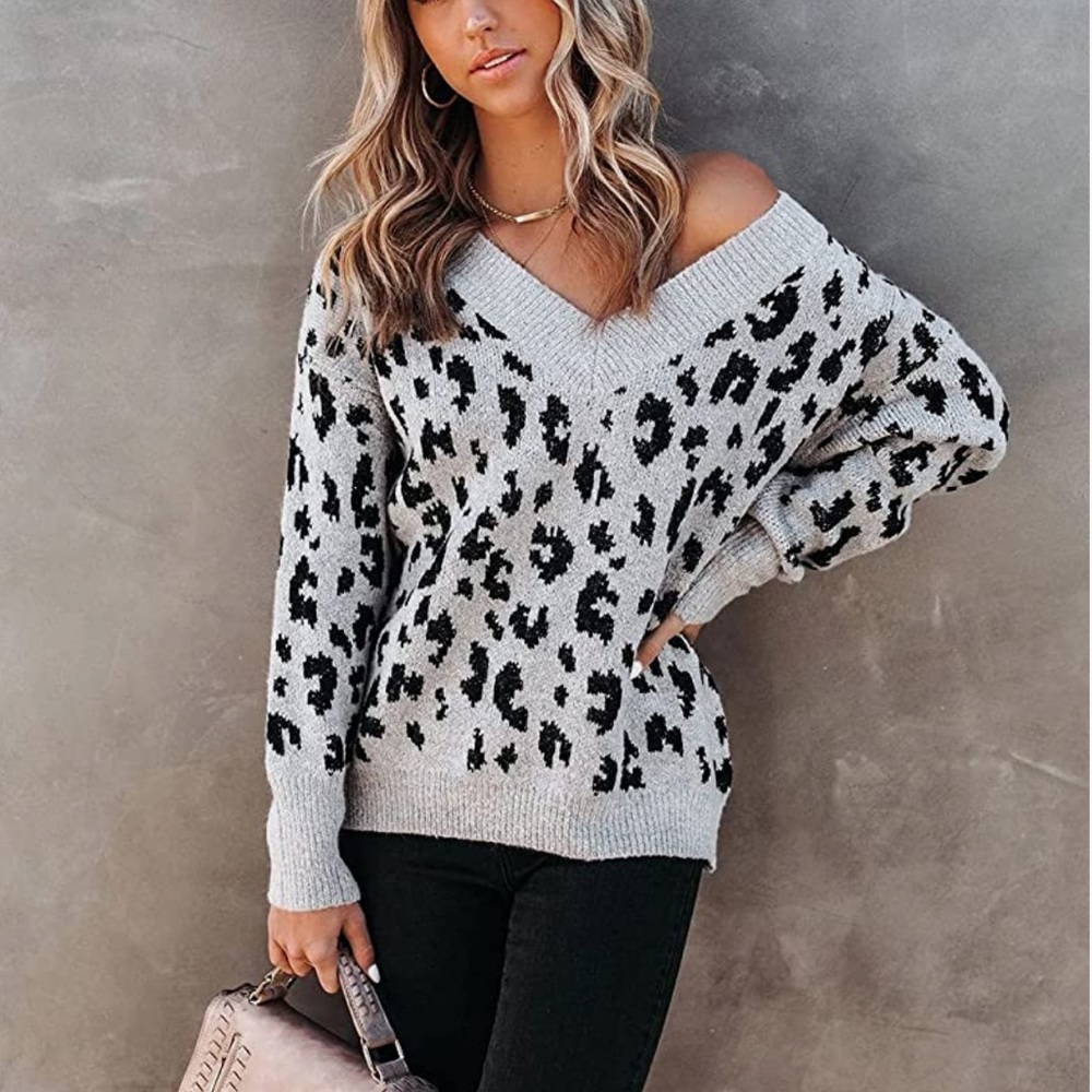Gray leopard print knitted v neck sweater